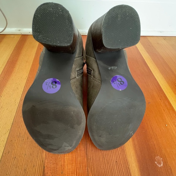 Size 8.5 Madden Girl taupe booties. - Picture 4 of 5